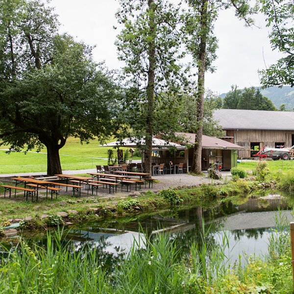 Im Gastgarten Tanna in Andelsbuch werden Fisch, Fleisch und Süßspeisen frisch und regional zubereitet. | © Urlaub am Bauernhof Vorarlberg