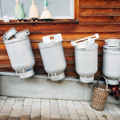 5 Milchkannen zum Trocknen aufgestellt | © Urlaub am Bauernhof Vorarlberg / Daniel Gollner
