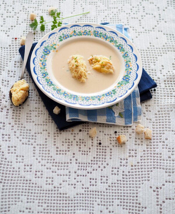 Montafoner Sura Kees Rahmsuppe mit Grießnockerl | © Urlaub am Bauernhof Vorarlberg Montafoner Sura Kees Rahmsuppe mit Grießnockerl | © Urlaub am Bauernhof Vorarlberg