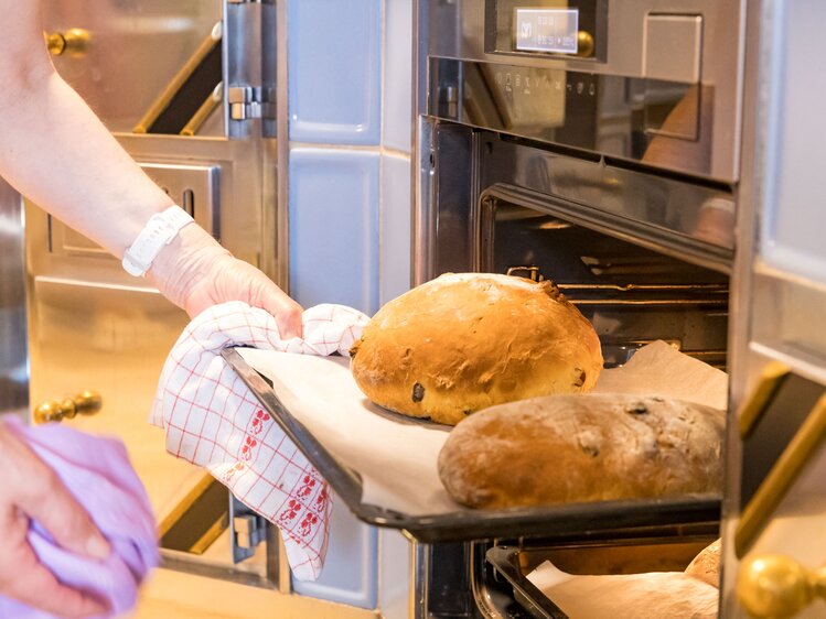 Ein Blech mit Osterbrot wird aus dem Backrohr geholt | © Urlaub am Bauernhof / Elisabeth Fröhlich