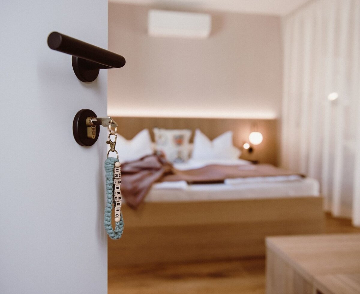 Der Schlüssel zum Weinloft mit Blick auf das Kingsize-Doppelbett.