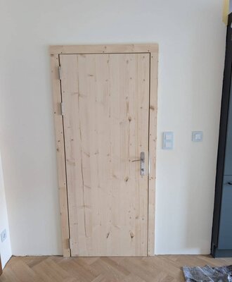EMassivholz und natürliche Materialien prägen die renovierten Räume.
