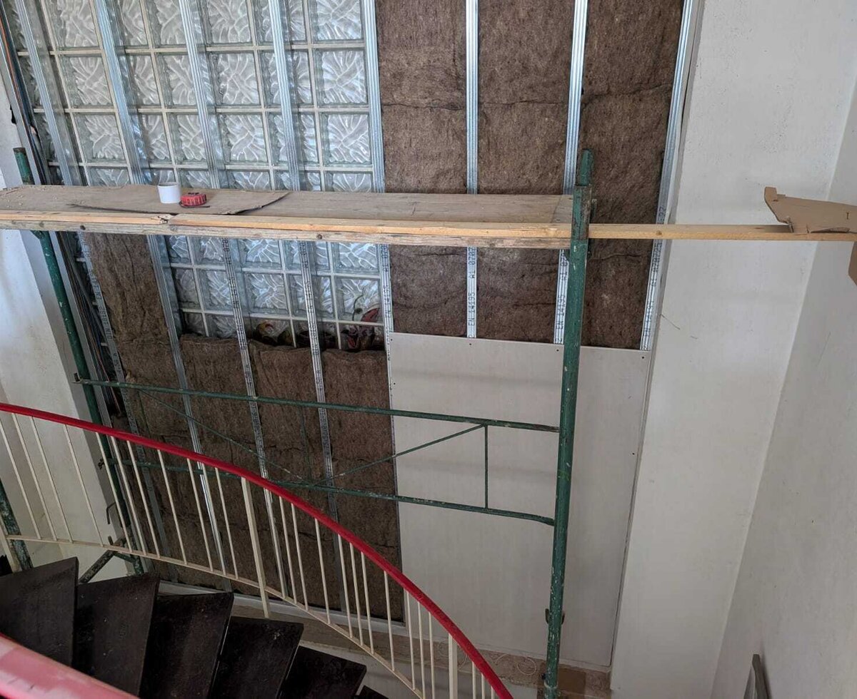 Natürliche Schafwolldämmung beim Umbau unseres Gästehauses.