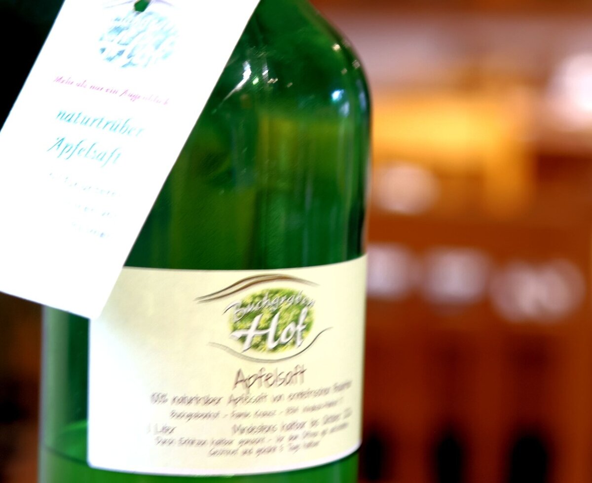 Flasche naturtrüber Apfelsaft vom Bauernhof.