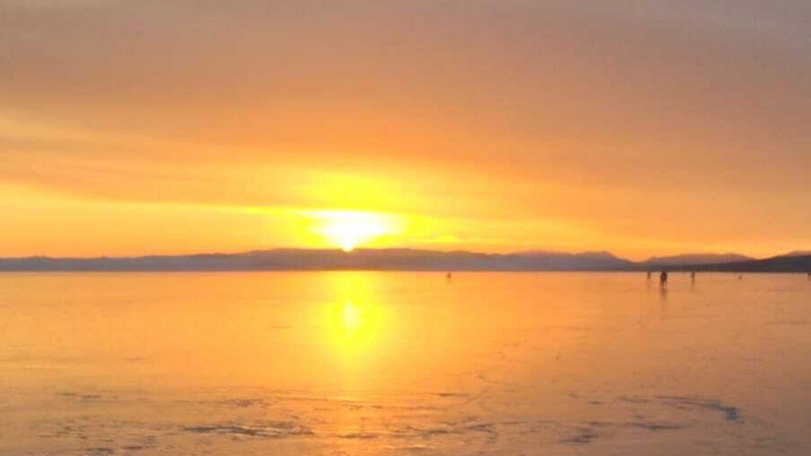 Ein malerischer Sonnenuntergang über einer weiten Eisfläche a Neusiedler See