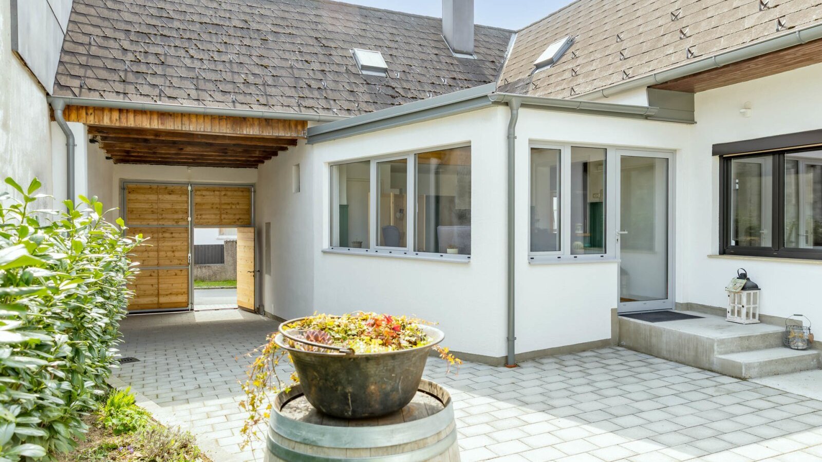 Außenbereich des Bed and Breakfast mit gepflastertem Hof und überdachtem Zugang.