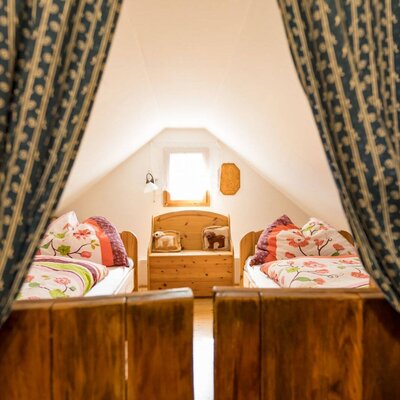 Ein gemütliches, zweites Schlafzimmer mit zwei Einzelbetten