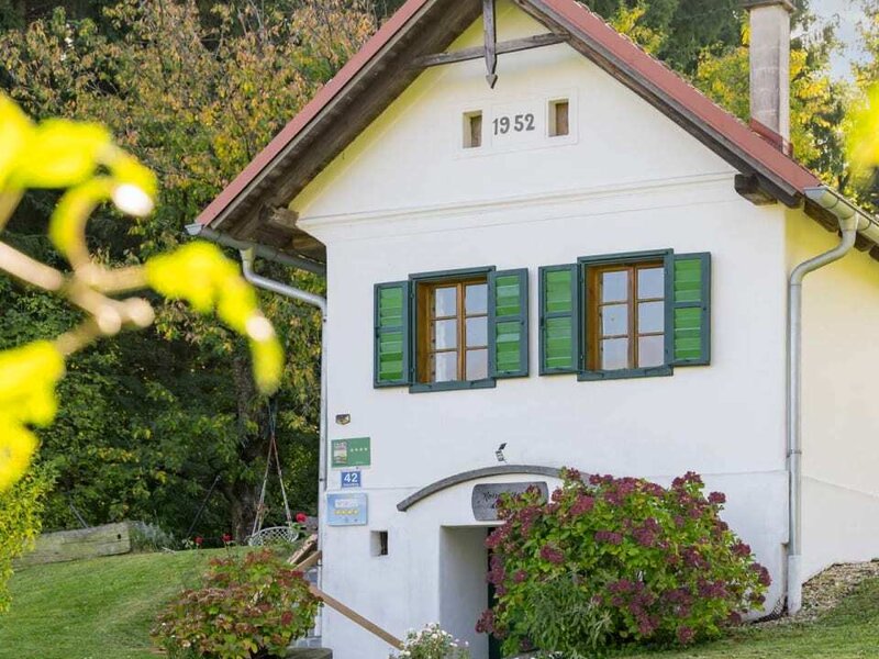 Das charmante Kellerstöckl mit traditionellen grünen Fensterläden.