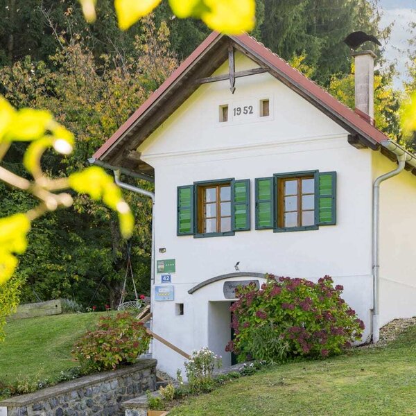 Das charmante Kellerstöckl mit traditionellen grünen Fensterläden.