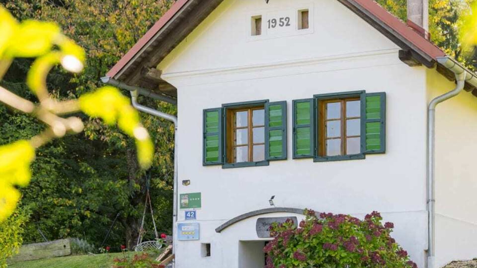 Das charmante Kellerstöckl mit traditionellen grünen Fensterläden.