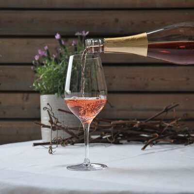 Uhudlerfrizzante wird in ein Glas eingefüllt