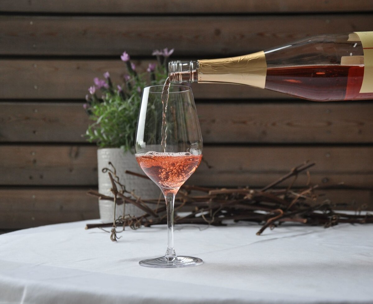 Uhudlerfrizzante wird in ein Glas eingefüllt