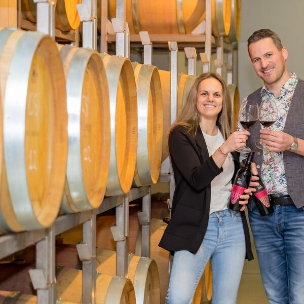 Die Winzer des Hofs bei der Verkostung ihres Weins im Barriquekeller.