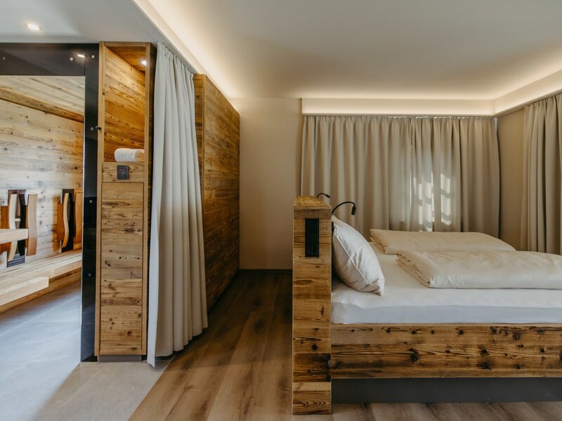 Schlafzimmer 1a m. Sauna in der Ferienwohnung "Baumblick", direkter  Zugang zu einer privaten Sauna.