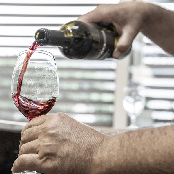 Rotwein wird auf dem Hof ausgeschenkt.
