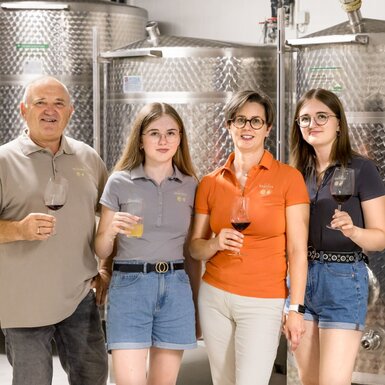 Die Familie des Hofes präsentiert in der Weinkellerei mit Edelstahltanks ihre eigenen Weine und Säfte.