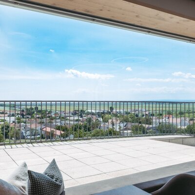 Balkon am Hof mit Ausblick über die Ortschaft und die Felder.
