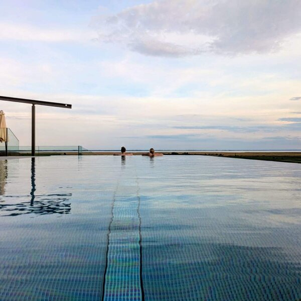 Infinity-Pool mit 32°C Wassertemperatur und Blick auf den Neusiedler See