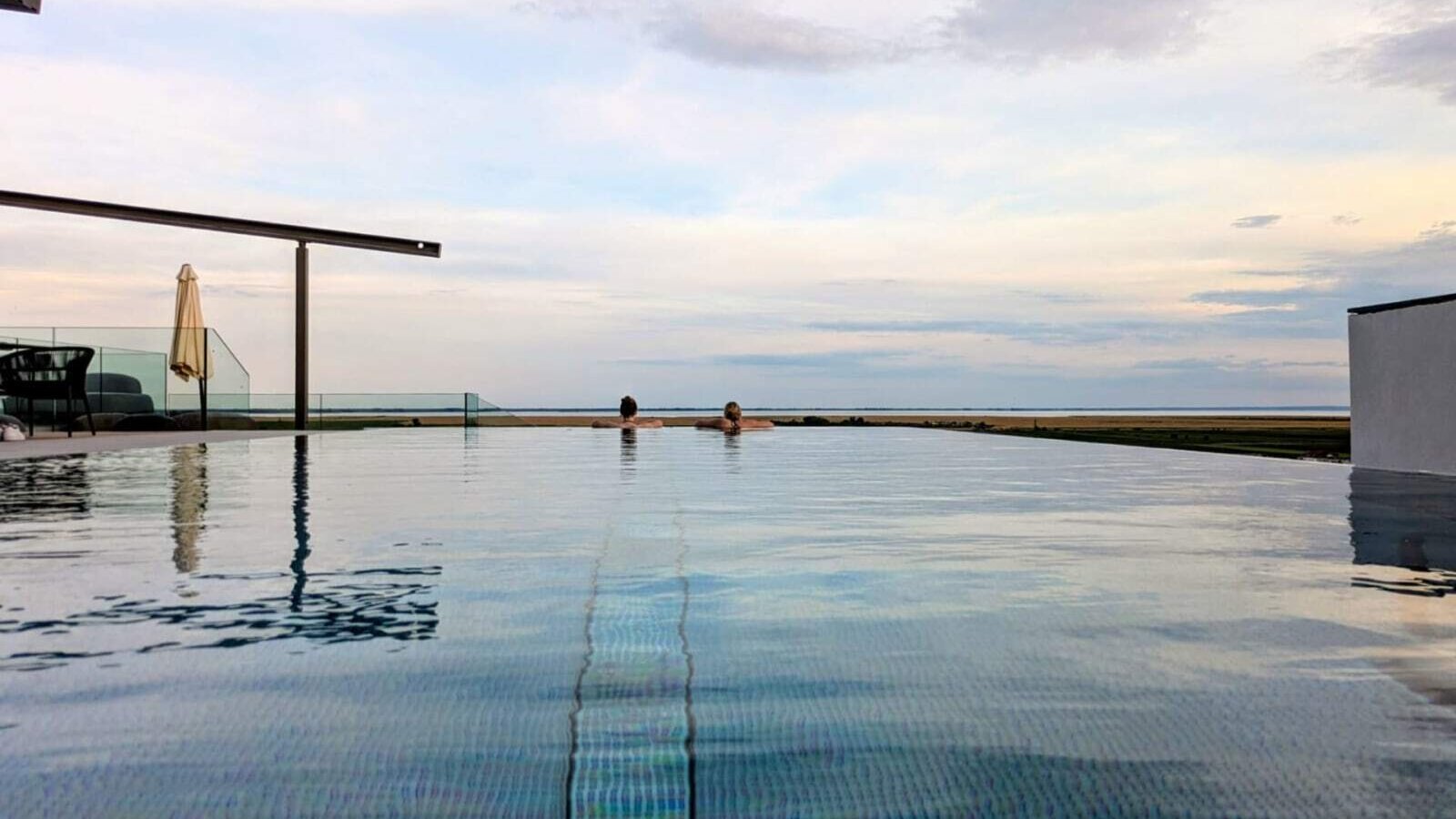 Infinity-Pool mit 32°C Wassertemperatur und Blick auf den Neusiedler See