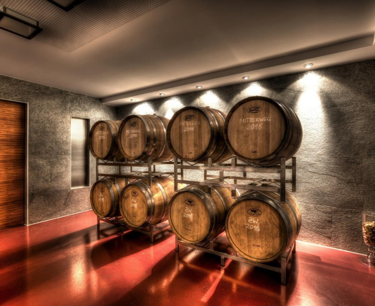 Ein Weinkeller mit mehreren Holzfässern auf dem Hof.