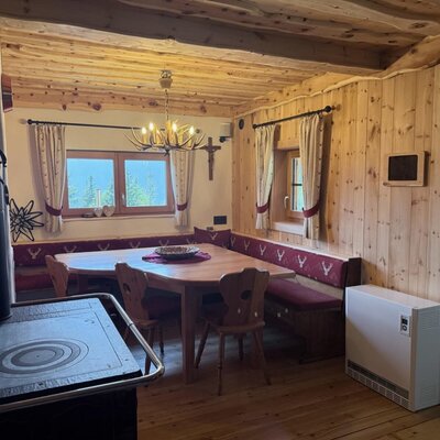 Die stilvolle Küche verbindet natürliche Holzdetails, eine moderne Küchenzeile und einen traditionellen Holzherd.