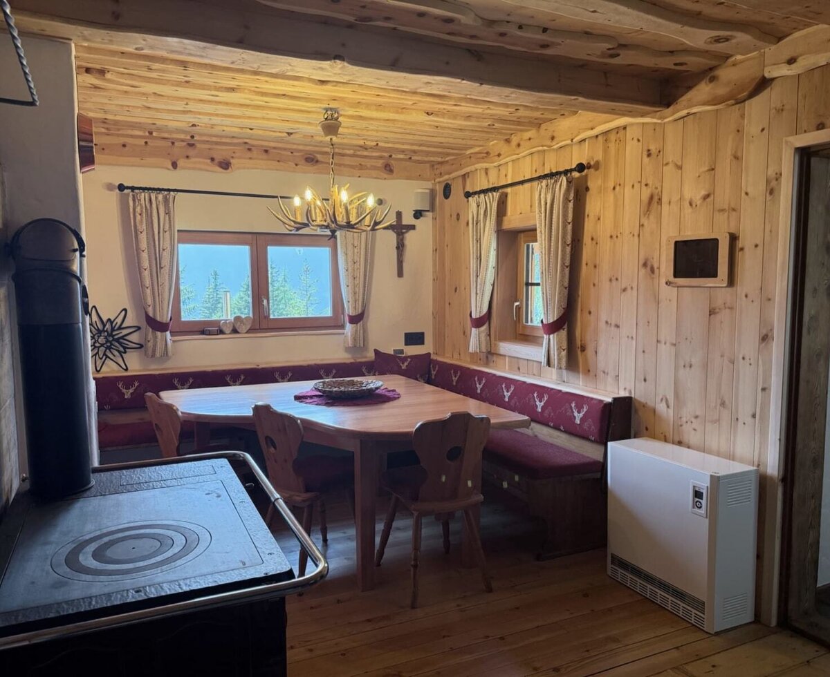 Die stilvolle Küche verbindet natürliche Holzdetails, eine moderne Küchenzeile und einen traditionellen Holzherd.
