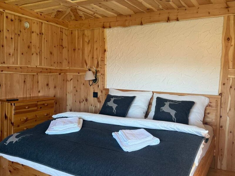 Das Zirbenzimmer ist ein stilvoller alpiner Rückzugsort mit Doppelbett, warmem Zirbenholz und liebevoll ausgewählten Details.