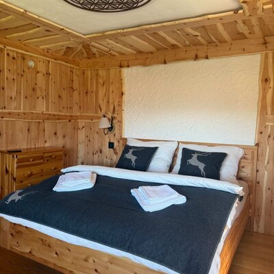 Das Zirbenzimmer ist ein stilvoller alpiner Rückzugsort mit Doppelbett, warmem Zirbenholz und liebevoll ausgewählten Details.