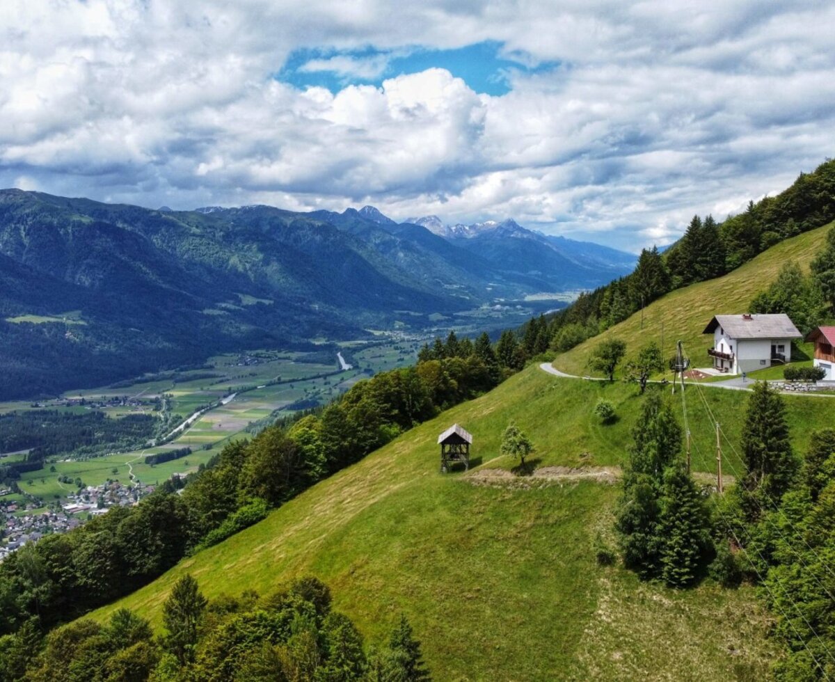 Die idyllische Alm in sonnseitiger Hanglage mit einem spektakulären Panorama auf das Gailtal und die Kärntner Alpen.