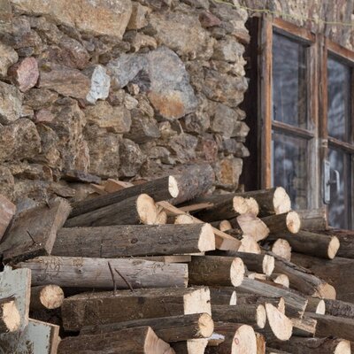 Holz für den Kaminofen für eine kuschelige Wärme