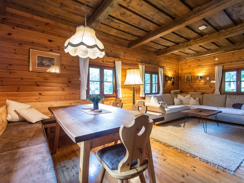 Wohnzimmer (Esstisch + Couch)