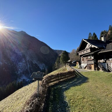 Charmantes Holzhotel eingebettet in die malerische Berglandschaft. Charmantes Holzhotel eingebettet in die malerische Berglandschaft.
