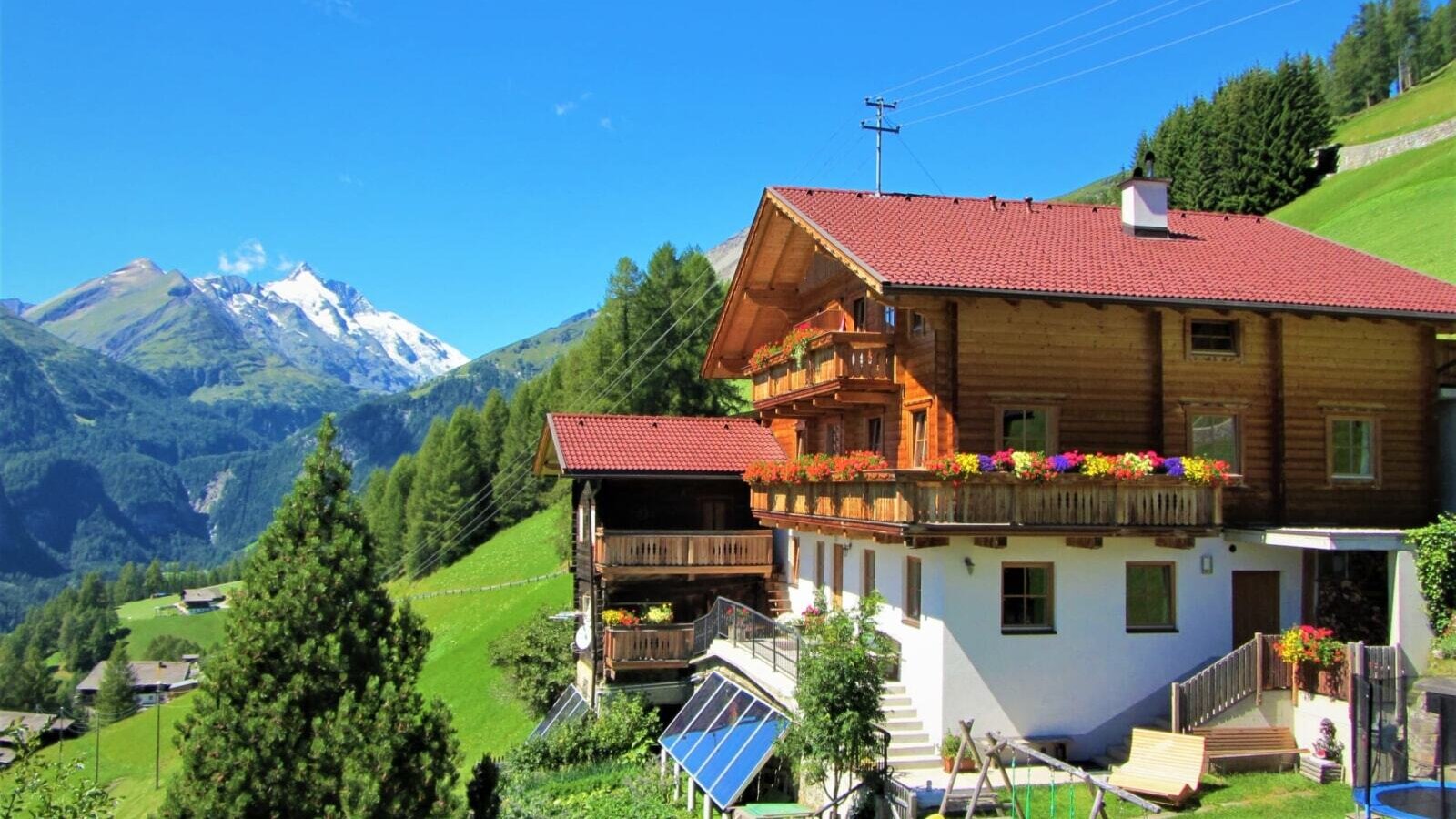 Der Bauernhof umgeben von Bergen und dem Großglockner