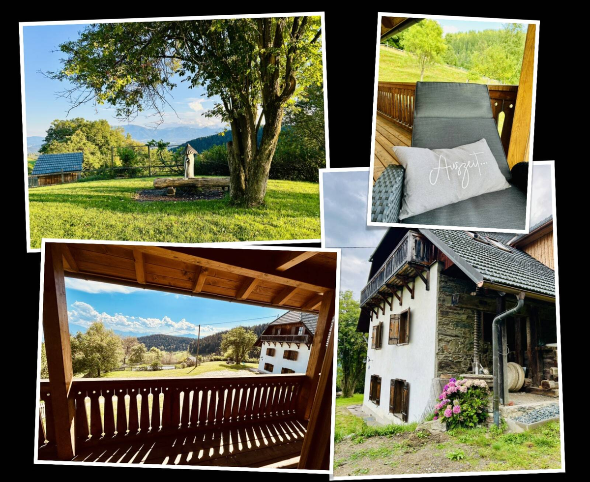 Der Außenbereich des Ferienhauses mit Rasenfläche, verschiedenen Balkonen und Blick auf die umliegende Berglandschaft.
