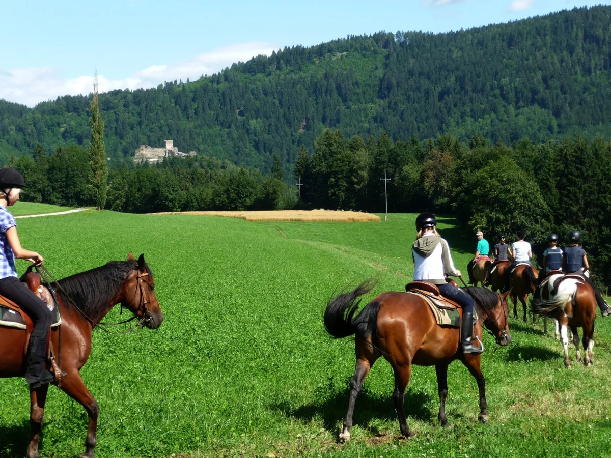 Zwei Girls reiten den Cowboy auf der Terrasse Zwei Girls reiten den Cowboy auf der Terrasse