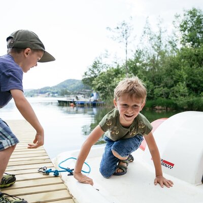 Gäste-Kinder am Tretboot am eigenen Steg - Fotograf: Daniel Gollner