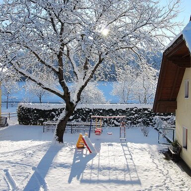 Hofansicht mit Stall und Gästehaus