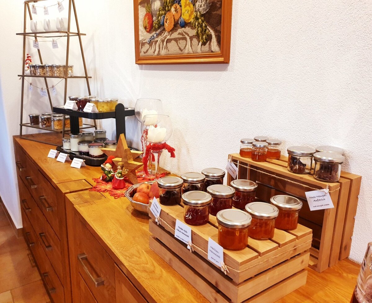 Frühstücksbuffet mit Müsli, selbstgemachten Marmeladen und Säften, Honig, Joghurt, Obst,... im gemütlichen Gastraum am Urlaubsbauernhof