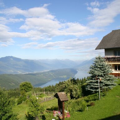 Berghof Oberwinkler mit Blick über den Millstätter See bis zum Großglockner Berghof Oberwinkler mit Blick über den Millstätter See bis zum Großglockner