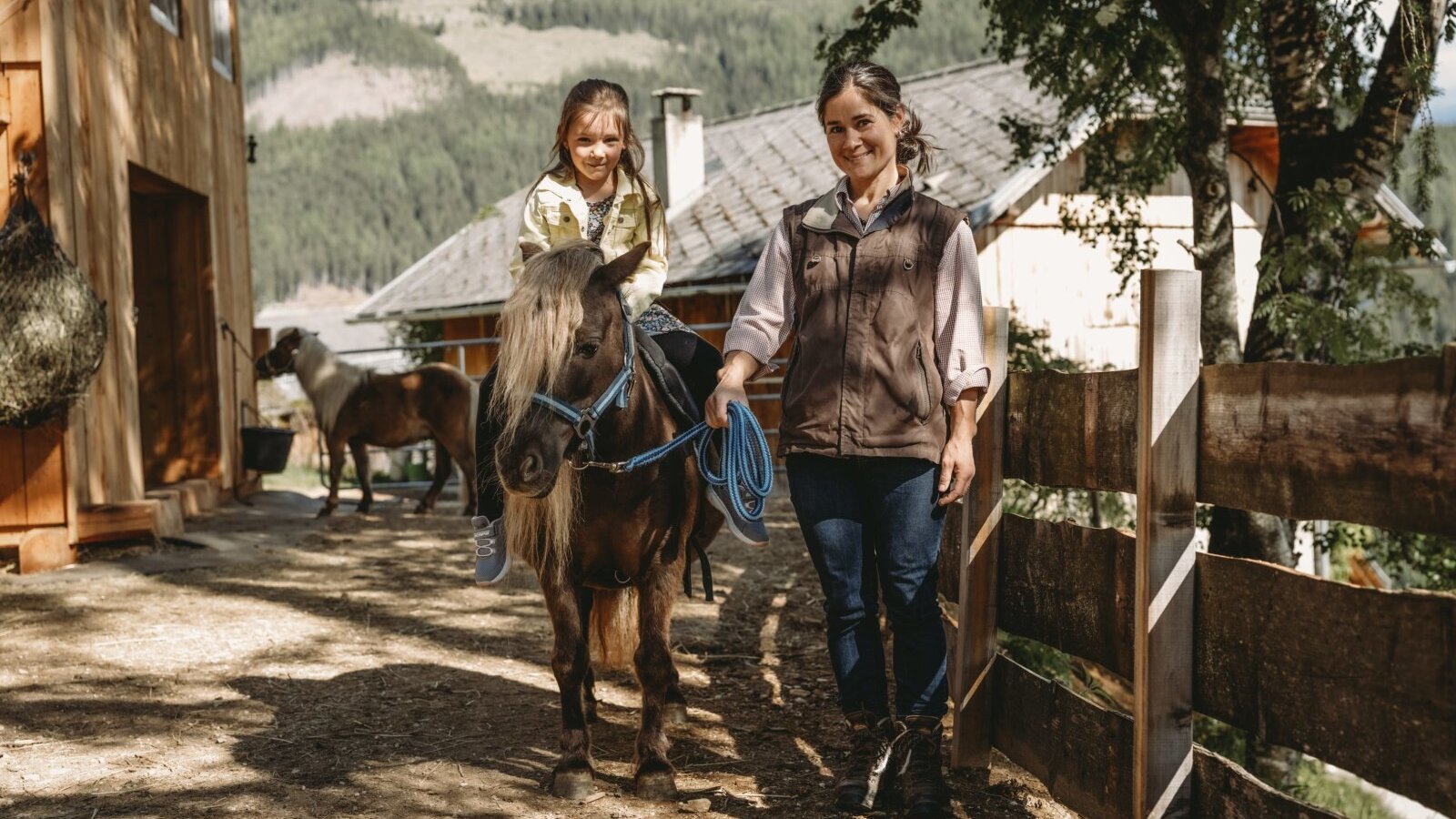 Ponyreiten für Kinder auf dem Bauernhof.