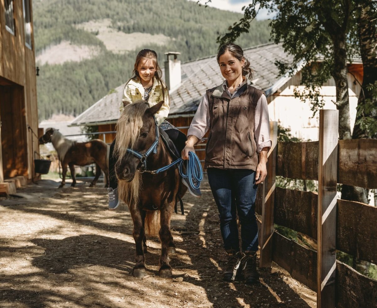 Ponyreiten für Kinder auf dem Bauernhof.