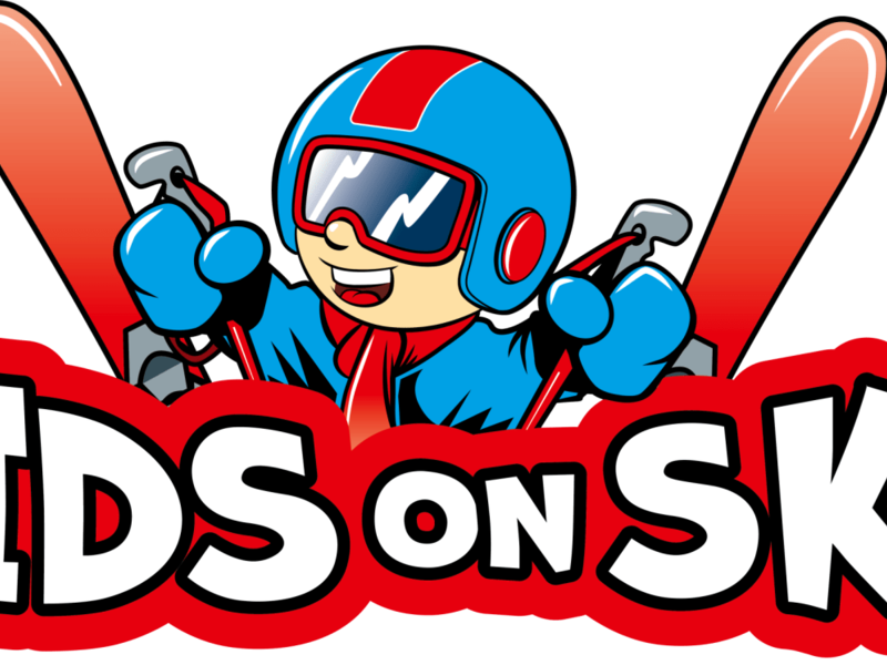 Das bunte "Kids on Ski"-Logo verspricht winterlichen Pistenspaß für die kleinen Gäste des Bauernhofs.