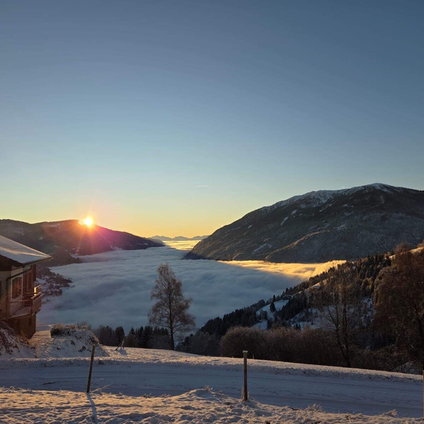 Sonnenaufgang über dem Nebelmeer im Tal@Chalet Almhaus Strobl