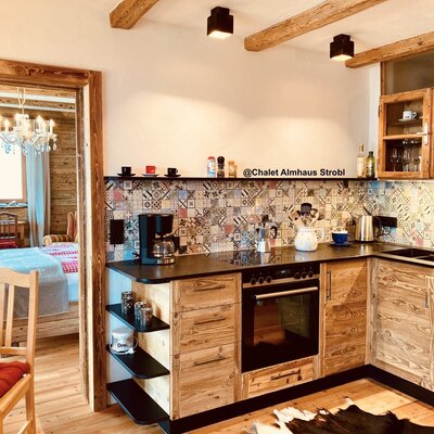 Küche&Blick ins Schlafzimmer@Chalet Almhaus Strobl