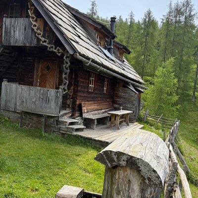 Geschütztes Sonnenplatzerl vor der Hütte mit traumhafter Aussicht