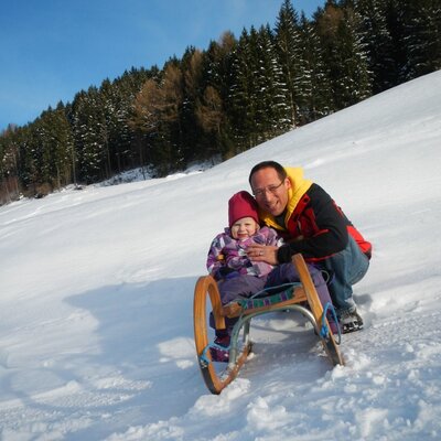 Ida und Alex beim Schlittenfahren
