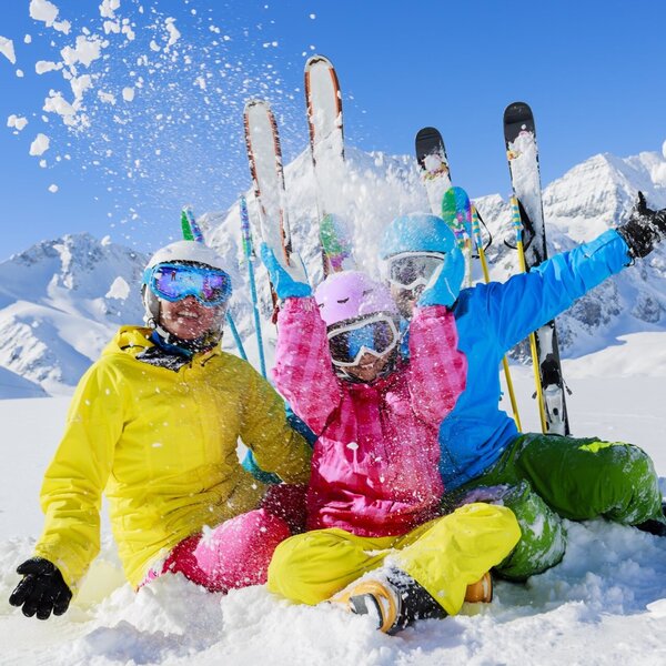 Gäste genießen winterliche Aktivitäten wie Skifahren in der Umgebung des Bauernhofs.