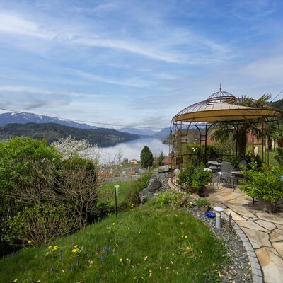 Pavillon mit Blick auf den See