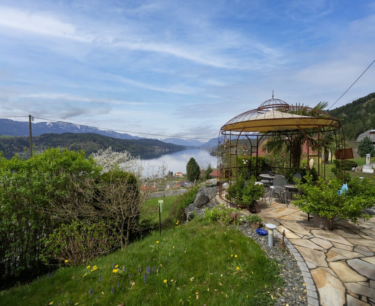 Pavillon mit Blick auf den See