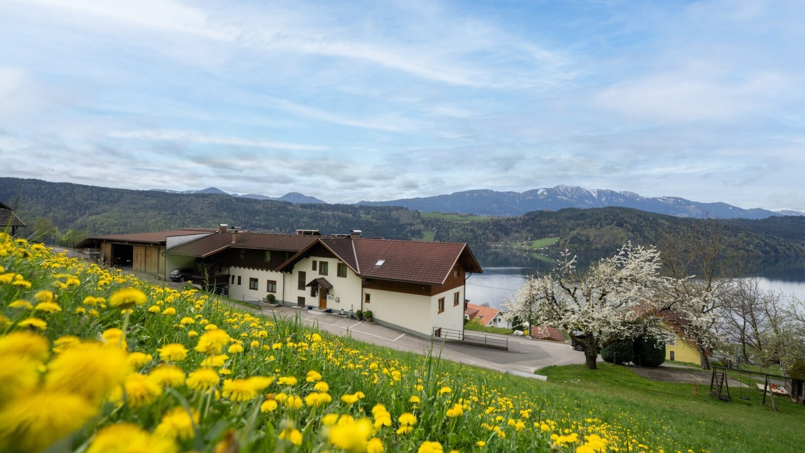 Hausansicht mit Seeblick